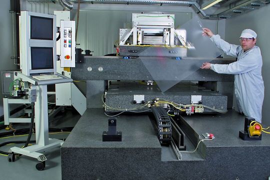Dr. Karl Böhlen, Leiter von Crealas GmbH, mit einer Folie, die in der Laseranlage bearbeitet wurde. (Bild: Empa) Dr. Karl Böhlen, Leiter von Crealas GmbH, mit einer Folie, die in der Laseranlage bearbeitet wurde. (Bild: Empa)