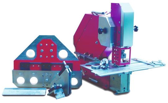Baukastensystem des Multipresser-Stanz- und Biegesystems, bestehend aus dem Grundgerät (manuell oder hydraulisch betrieben), dem Werkzeugwechselsystem Quick-Snap, weiteren Werkzeug-Ausrüstungsmöglichkeiten zum Biegen sowie Anschlägen zur maßgenauen, rationellen Blech- und Profilbearbeitung.Bild: Blain Baukastensystem des Multipresser-Stanz- und Biegesystems, bestehend aus dem Grundgerät (manuell oder hydraulisch betrieben), dem Werkzeugwechselsystem Quick-Snap, weiteren Werkzeug-Ausrüstungsmöglichkeiten zum Biegen sowie Anschlägen zur maßgenauen, rationellen Blech- und Profilbearbeitung.Bild: Blain
