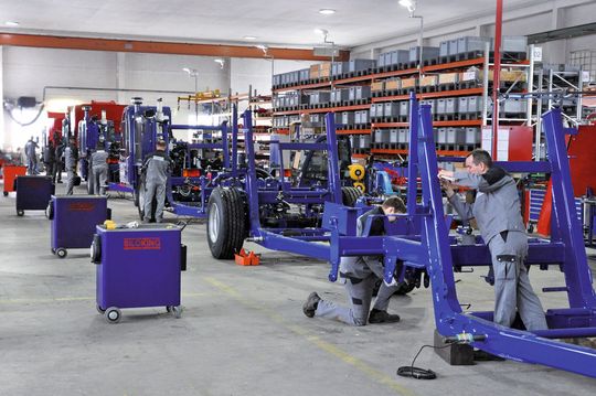 Bild 1: Durch das entwickelte Interpretationsverfahren führen die Produktmerkmale aus der Auftragsbestätigung des Vertriebs über die Interpretation zu der konkreten Stückliste für die Produktion. (Bild: Mayer Maschinenbaugesellschaft mbH) Bild 1: Durch das entwickelte Interpretationsverfahren führen die Produktmerkmale aus der Auftragsbestätigung des Vertriebs über die Interpretation zu der konkreten Stückliste für die Produktion. (Bild: Mayer Maschinenbaugesellschaft mbH)