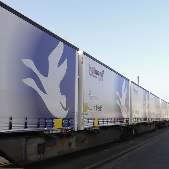 Mittlerweile buchen auch andere Speditionsunternehmen bei Hellmann Stellplätze auf den Zügen. Bild: Hellmann Mittlerweile buchen auch andere Speditionsunternehmen bei Hellmann Stellplätze auf den Zügen. Bild: Hellmann