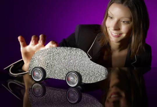 Eine neuartige Beschichtung aus nanokristallinem Nickel macht konventionelle Metallschäume sehr stabil. (Bild: Uwe Bellhäuser)