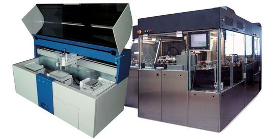Dispositif de diagnostic sur micropuces électrochimiques et à droite une Machine spéciale pour la production de masse (Image: Mondema)