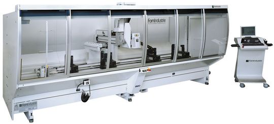 Fom Dali 40 (centre d’usinage 4 axes). Le centre d’usinage Dali est conçu pour effectuer des opérations de perçage et de fraisage sur des profilés en aluminium, en acier ou en PVC. (Image: Jungo)