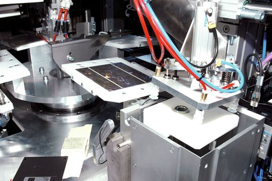Test et triage de cellules solaires grâce à une machine de contrôle développée et fabriquée par TCI Engineering. (Image: Micronarc) Test et triage de cellules solaires grâce à une machine de contrôle développée et fabriquée par TCI Engineering. (Image: Micronarc)