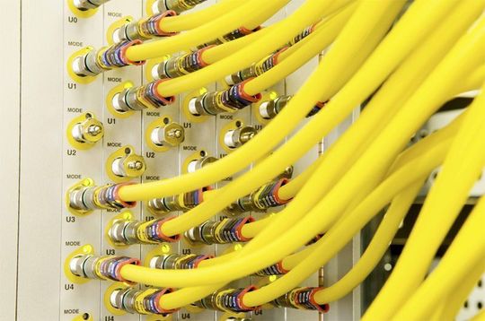 Die richtige Verkabelung ist erfolgsentscheidend für ein Unternehmen, das sich auf sein Rechenzentrum verlassen muss. Die richtige Verkabelung ist erfolgsentscheidend für ein Unternehmen, das sich auf sein Rechenzentrum verlassen muss.
