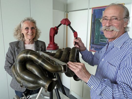 Die digitale Rohrbearbeitung bestimmt das Leben von Helga und Klaus Leistritz schon seit vielen Jahren. Hersteller von Messarmen, Hersteller von Rohrbiegemaschinen und nicht zuletzt die Rohrbieger selbst wissen die Leistungen des Tezet-Teams zu schätzen. Bild: Kuhn Die digitale Rohrbearbeitung bestimmt das Leben von Helga und Klaus Leistritz schon seit vielen Jahren. Hersteller von Messarmen, Hersteller von Rohrbiegemaschinen und nicht zuletzt die Rohrbieger selbst wissen die Leistungen des Tezet-Teams zu schätzen. Bild: Kuhn