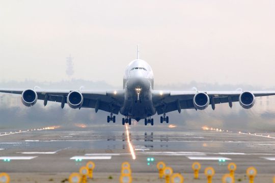 Der Airbus A380 beim Start. Das Premium-Aerotec-Werk Nordenham mit 2700 Mitarbeitern fertigt Flugzeugstrukturen für die gesamte Airbus-Flotte Bild: Airbus Hamburg Der Airbus A380 beim Start. Das Premium-Aerotec-Werk Nordenham mit 2700 Mitarbeitern fertigt Flugzeugstrukturen für die gesamte Airbus-Flotte Bild: Airbus Hamburg
