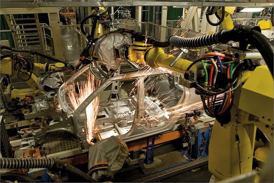 Fanuc-Roboter im VW-Werk Kaluga in Russland: Der Karosseriebau ist seit vielen Jahren der Produktionsbereich, in dem mit Abstand am meisten Roboter verwendet werden. (Bild: Volkswagen) Fanuc-Roboter im VW-Werk Kaluga in Russland: Der Karosseriebau ist seit vielen Jahren der Produktionsbereich, in dem mit Abstand am meisten Roboter verwendet werden. (Bild: Volkswagen)