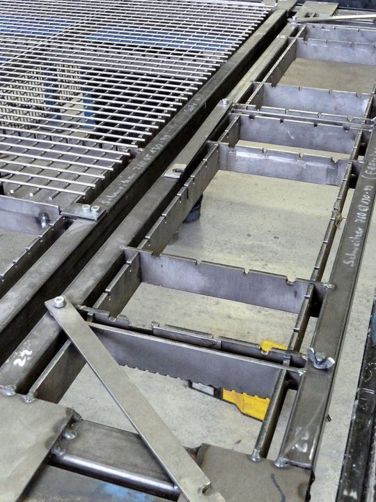 Die W. Classen GmbH in Detmold verarbeitet in großen Mengen Draht. Daraus werden Warenpräsenter. Um die Drähte rationell zu verbinden, werden entsprechende Vorrichtungen benötigt und dafür wiederum auch zahlreiche Blechteile. Bild: Kuhn Die W. Classen GmbH in Detmold verarbeitet in großen Mengen Draht. Daraus werden Warenpräsenter. Um die Drähte rationell zu verbinden, werden entsprechende Vorrichtungen benötigt und dafür wiederum auch zahlreiche Blechteile. Bild: Kuhn