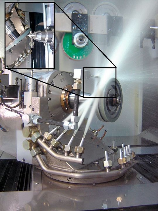 Anwendung von Kühlschmierstoffen beim Schleifen keramischer Skalpelle. (Bild: WZL Aachen/Fraunhofer-IPT)