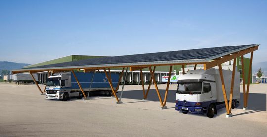 Sunside-Carport Typ L für den betrieblichen Fuhrpark. (Bild: Holzbau Gröber)