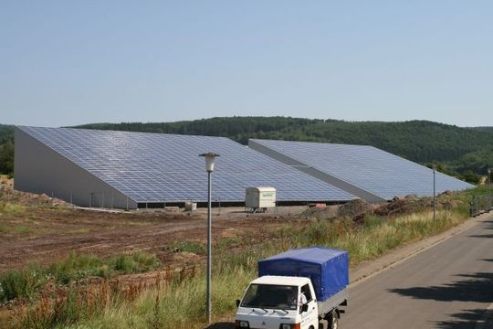 In zwei VEGA-Hallensystemen in Rottleberode (nahe Nordhausen) werden Zäune, insbesondere Wildschutzzäune, produziert. Die installierte Leistung beträgt rund 415 kWp. (Bild: SRU Solar)