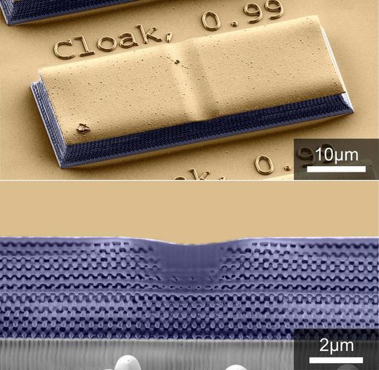 Elektronenmikroskopische Aufnahme einer Tarnkappenstruktur. Das Polymer-Luft- Metamaterial ist blau eingefärbt, die mit Gold beschichteten Bereiche sind gelb. (Bild: CFN) Elektronenmikroskopische Aufnahme einer Tarnkappenstruktur. Das Polymer-Luft- Metamaterial ist blau eingefärbt, die mit Gold beschichteten Bereiche sind gelb. (Bild: CFN)