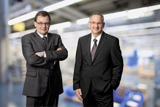 Immer vorn dabei: Bernd Neugart und Thomas Herr (v.l.) gehören mit ihrem Unternehmen Neugart zu den Innovationsführern im Bereich der spielarmen Planetengetriebe. (Bild: Ralph Weber / Neugart)