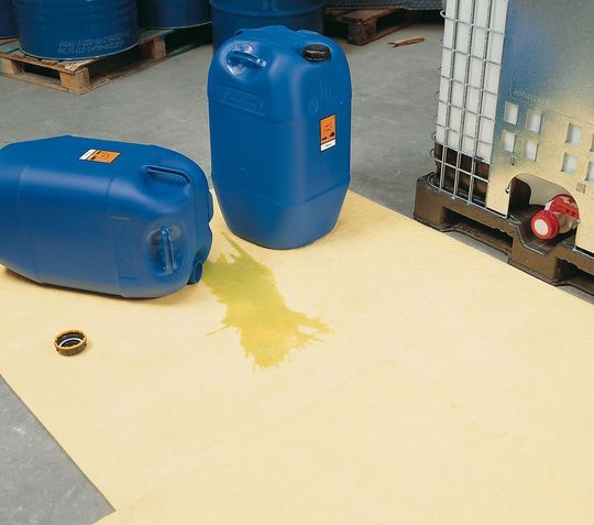Densorb Bindevliese verhindern, dass auslaufende Flüssigkeiten den Arbeitsplatz gefährden oder in Boden und Kanalisation eindringen. (Bild: Denios) Densorb Bindevliese verhindern, dass auslaufende Flüssigkeiten den Arbeitsplatz gefährden oder in Boden und Kanalisation eindringen. (Bild: Denios)
