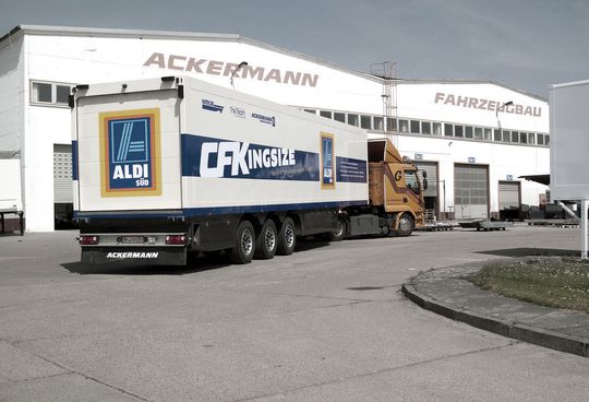 Die projektierten Trailer entsprechen der Bauweise der ersten CFK-Kühlfahrzeuge, die ein großer Lebensmitteldistributeur seit geraumer Zeit erprobt. (Bild: Ackermann) Die projektierten Trailer entsprechen der Bauweise der ersten CFK-Kühlfahrzeuge, die ein großer Lebensmitteldistributeur seit geraumer Zeit erprobt. (Bild: Ackermann)