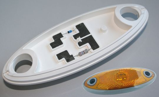 Erste Serienanwendung des elektrisch leitfähigen Hybridmaterials (Bild: Hella LightingFinland)