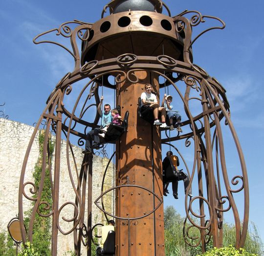 Am Steuerseil kann der Fahrgast die Geschwindigkeit nach oben steuern, lässt er los, saust er nach unten. (Bild: Phoenix Contact)