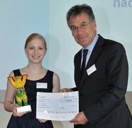 Mathis Kuchejda, Vorsitzender Fachverband Analysen-, Bio- und Labortechnik, überreicht den Labor-Bären an Anna Floriane Hennig. (Bild: Spectaris) Mathis Kuchejda, Vorsitzender Fachverband Analysen-, Bio- und Labortechnik, überreicht den Labor-Bären an Anna Floriane Hennig. (Bild: Spectaris)
