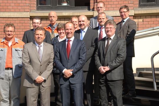 Das Projektteam für die Modernisierung der Sekundärmetallurgie bei den Deutschen Edelstahlwerken mit Vertretern von Inteco. (Bild: Deutsche Edelstahlwerke) Das Projektteam für die Modernisierung der Sekundärmetallurgie bei den Deutschen Edelstahlwerken mit Vertretern von Inteco. (Bild: Deutsche Edelstahlwerke)