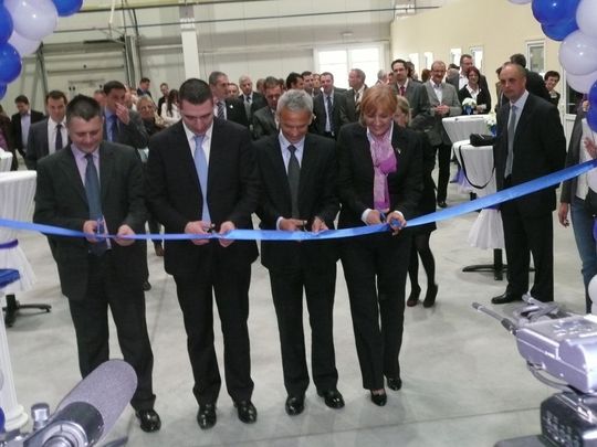 V.l.n.r.: Sasa Vucinic (Bürgermeister von Subotica), Oliver Dulic (serbischer Umweltminister), Nikolaus Gräf (Vorsitzender der Geschäftsführung der Dunkermotoren GmbH), Verica Kalanovic (stellvertretende serbische Ministerpräsidentin). (Bild: Dunkermotoren) V.l.n.r.: Sasa Vucinic (Bürgermeister von Subotica), Oliver Dulic (serbischer Umweltminister), Nikolaus Gräf (Vorsitzender der Geschäftsführung der Dunkermotoren GmbH), Verica Kalanovic (stellvertretende serbische Ministerpräsidentin). (Bild: Dunkermotoren)