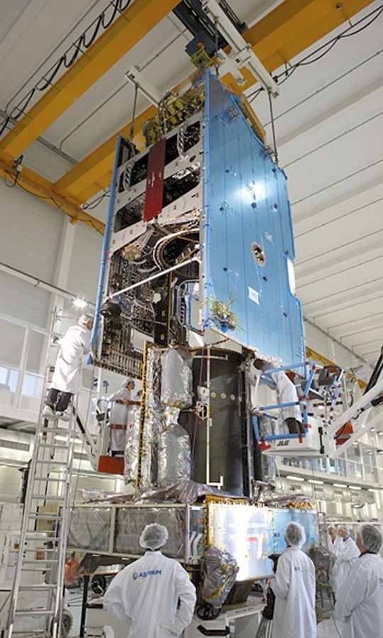 Assemblage en cours du satellite Alphasat, chez Astrium à Toulouse. Assemblage en cours du satellite Alphasat, chez Astrium à Toulouse.