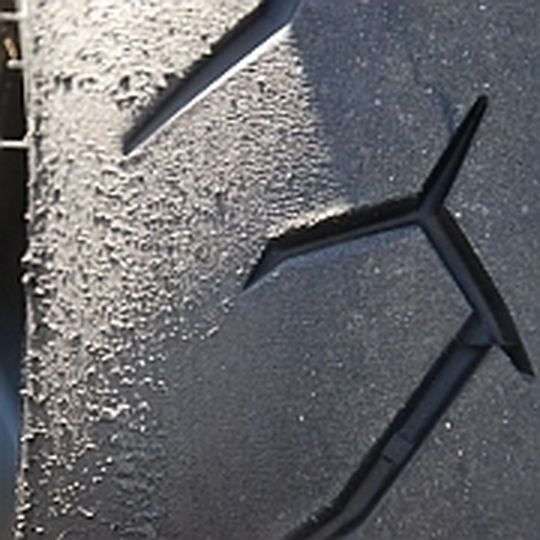 Der Pirelli Diablo Rosso 2 besitzt einen äußerst gripfreudigen „Kurvengummi“ an der Schulter. Der Pirelli Diablo Rosso 2 besitzt einen äußerst gripfreudigen „Kurvengummi“ an der Schulter.