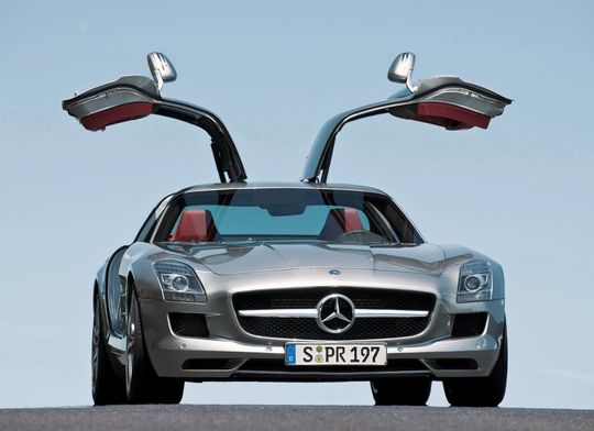 Der Traum vieler Sportwagenfans: der Flügeltürer SLS AMG. (Bild: Daimler AG) Der Traum vieler Sportwagenfans: der Flügeltürer SLS AMG. (Bild: Daimler AG)