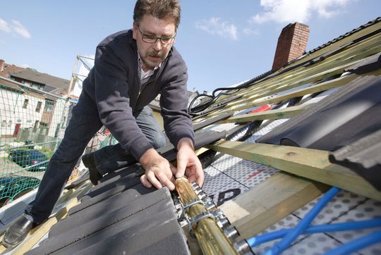 Die Solar-Kollektoren werden (fast) wie herkömmliche Dachsteine verlegt. Das Leitungsnetz ist in der Unterkonstruktion verborgen. (Bild: Nelskamp)