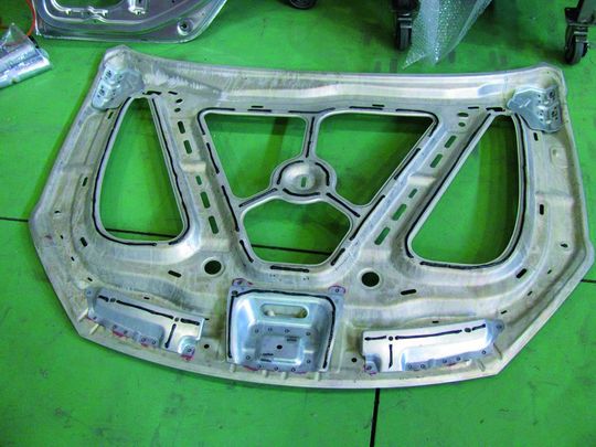 MnE21-Motorhaubengerippe mit Stahlblechverstärkungen (Bild: Stolfig)