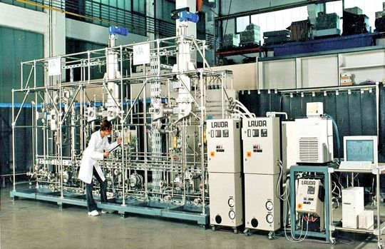 Die zweistufige Pilotanlage besteht aus Kurzwegverdampfern (0,4 m² Verdampferfläche) mit mehreren Wärmeübertragungsanlagen: zwei ITH 250/6 kW, ein LTH 303 sowie ein Kältethermostat. (Bild: Lauda) Die zweistufige Pilotanlage besteht aus Kurzwegverdampfern (0,4 m² Verdampferfläche) mit mehreren Wärmeübertragungsanlagen: zwei ITH 250/6 kW, ein LTH 303 sowie ein Kältethermostat. (Bild: Lauda)