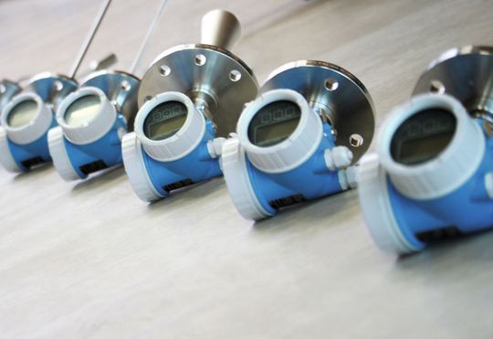 Erstes einheitliches Zweileiter-Konzept für Durchfluss und Füllstand – es erhöht die Sicherheit und senkt die Kosten (Bild: Endress+Hauser) Erstes einheitliches Zweileiter-Konzept für Durchfluss und Füllstand – es erhöht die Sicherheit und senkt die Kosten (Bild: Endress+Hauser)