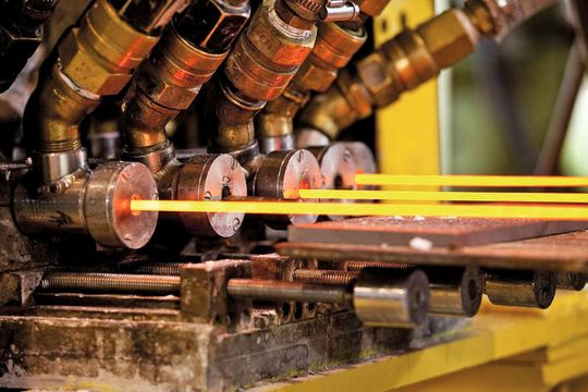Glühende Stäbe in der Stranggussanlage des Bereiches Sonderwerkstoffe (Bild: Deutsche Edelstahlwerke) Glühende Stäbe in der Stranggussanlage des Bereiches Sonderwerkstoffe (Bild: Deutsche Edelstahlwerke)
