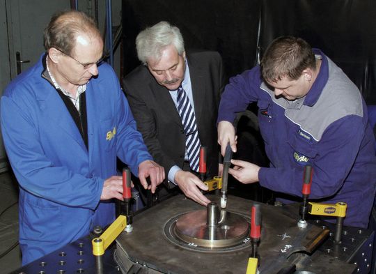 SMW-Betriebsleiter Wolfgang Schulz, Cloos-Niederlassungsleiter Volker Hedergott und SMW-Schweissfachmann Roman Benasch (v.l.n.r.) sind begeistert vom neuen Rapid-Weld-Prozess: «Kürzere Schweisszeiten und bessere Qualität – was will man mehr.» (Bild: Cloos) SMW-Betriebsleiter Wolfgang Schulz, Cloos-Niederlassungsleiter Volker Hedergott und SMW-Schweissfachmann Roman Benasch (v.l.n.r.) sind begeistert vom neuen Rapid-Weld-Prozess: «Kürzere Schweisszeiten und bessere Qualität – was will man mehr.» (Bild: Cloos)