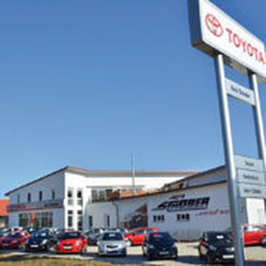Das Toyota-Autohaus Schober liegt direkt an einer vielbefahrenen Bundesstraße. Das Toyota-Autohaus Schober liegt direkt an einer vielbefahrenen Bundesstraße.