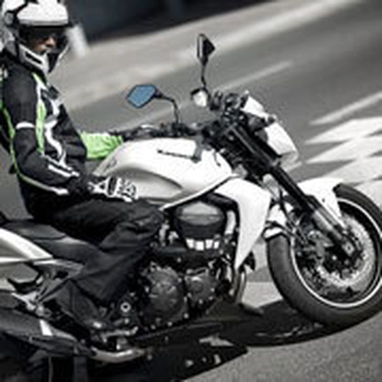 Wer dieses Jahr den Lappen macht und sich eine neue Kawasaki Z 750 kauft, bekommt vom Importeur einen Zuschuss von 750 Euro. Wer dieses Jahr den Lappen macht und sich eine neue Kawasaki Z 750 kauft, bekommt vom Importeur einen Zuschuss von 750 Euro.
