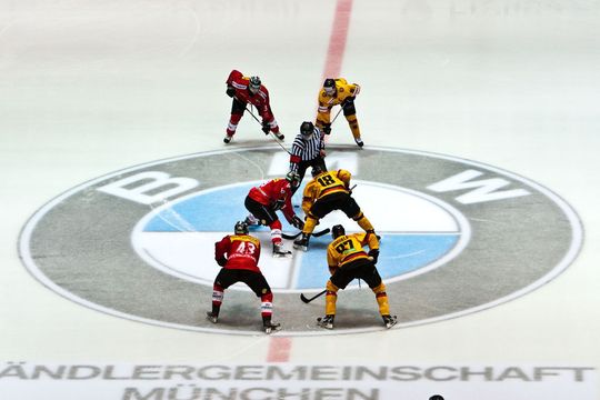 Die deutsche Eishockey-Mannschaft beim Bully. Die deutsche Eishockey-Mannschaft beim Bully.