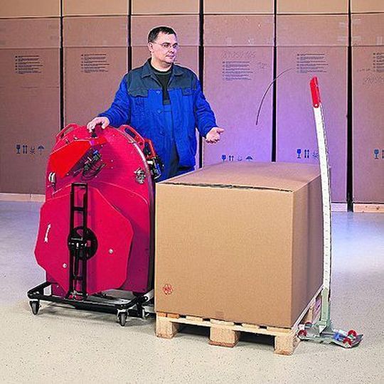 Freude beim Personal: Die Lagermitarbeiter müssen sich dank des Umreifungssystems 725E weniger bücken. Bild: Ergopack Freude beim Personal: Die Lagermitarbeiter müssen sich dank des Umreifungssystems 725E weniger bücken. Bild: Ergopack