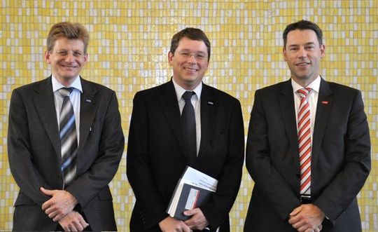 Bert Neuhaus, Michael Henningsen und Philippe Desbois von BASF entwickeln Matrixsysteme mit kurzen Aushärtezeiten: Dazu sei Polymerforschung bis hinunter auf molekulare Ebene erforderlich. (Bild: BASF)