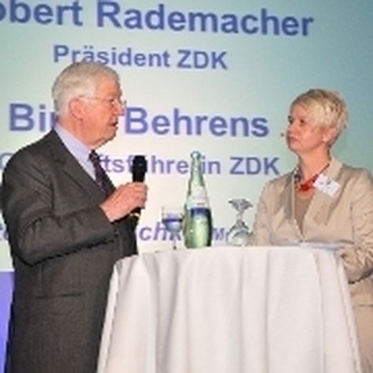Robert Rademacher und Birgit Behrens informierten zu Beginn des Kongresses über die erfreuliche Entwicklung bei den Ausbildungszahlen im Deutschen Kfz-Gewerbe. Robert Rademacher und Birgit Behrens informierten zu Beginn des Kongresses über die erfreuliche Entwicklung bei den Ausbildungszahlen im Deutschen Kfz-Gewerbe.