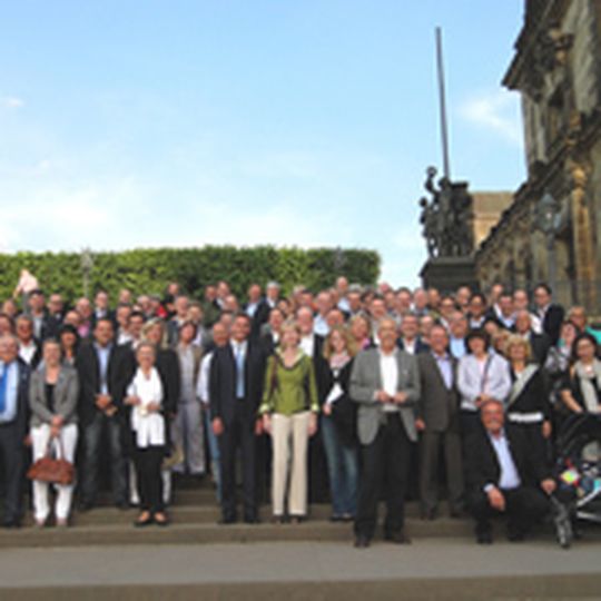 Nicht im sondern vor dem Zwinger: Die ordentlichen Mitglieder des ZIV treten zum Fotoshooting vor der Dresdner Sehenswürdigkeit an. Nicht im sondern vor dem Zwinger: Die ordentlichen Mitglieder des ZIV treten zum Fotoshooting vor der Dresdner Sehenswürdigkeit an.