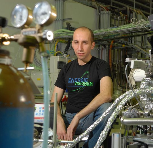 Prof. Dr. Emad Flear Aziz erhält den Karl-Scheel-Preis 2011 der Physikalischen Gesellschaft zu Berlin. (Bild: PGZB) Prof. Dr. Emad Flear Aziz erhält den Karl-Scheel-Preis 2011 der Physikalischen Gesellschaft zu Berlin. (Bild: PGZB)