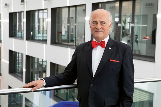 Klaus Endress, CEO, prognostiziert nach dem Rekordjahr 2010 auch für 2011 eine gute Geschäftsentwicklung. (FOTOLABOR SPIESS AG)