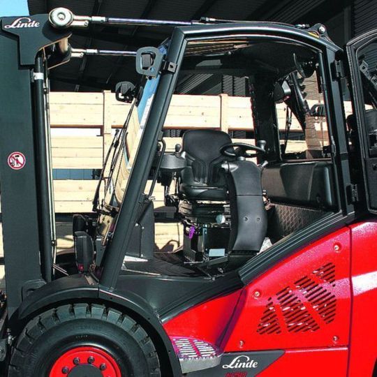 Drehbar und ergonomisch: Der Sitz von Neumaier Industry wird für Linde-Stapler angeboten. Bild: Linde Drehbar und ergonomisch: Der Sitz von Neumaier Industry wird für Linde-Stapler angeboten. Bild: Linde