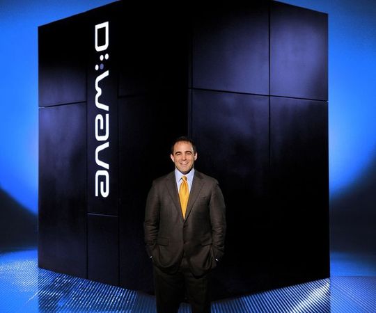 D-Wave-Cheftechnologe Geordie Rose von dem D-Wave One (Foto: D-Wave)