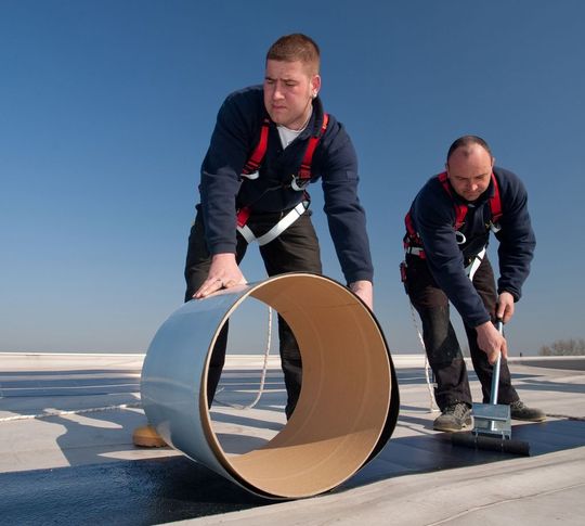 Mit Unitape sorgte Parabel für Aufsehen: Die Solarmodule von der Rolle sind selbstklebend und können schnell auf vorhandene Dächer aufgebracht werden. (Bild: Parabel AG)