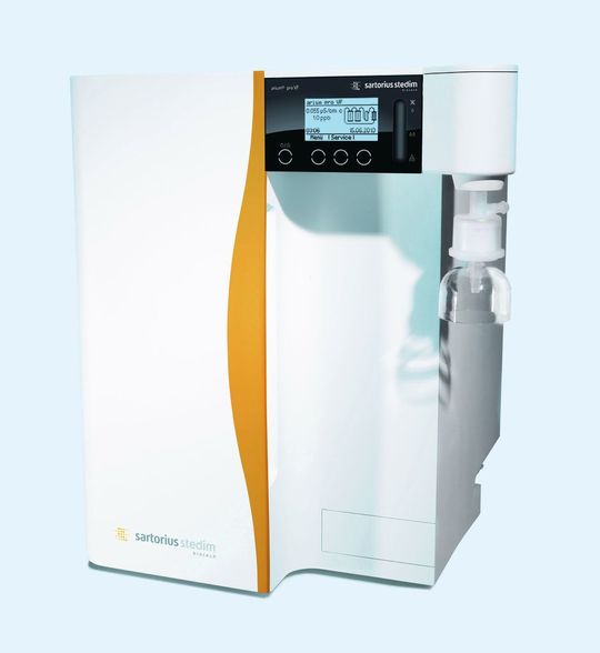 Abb. 1: Reinstwasser ist eines der wichtigsten Lösungsmittel. Das arium pro VF Reinstwassersystem von Sartorius Stedim Biotech. (Bild: Sartorius Stedim Biotech) Abb. 1: Reinstwasser ist eines der wichtigsten Lösungsmittel. Das arium pro VF Reinstwassersystem von Sartorius Stedim Biotech. (Bild: Sartorius Stedim Biotech)