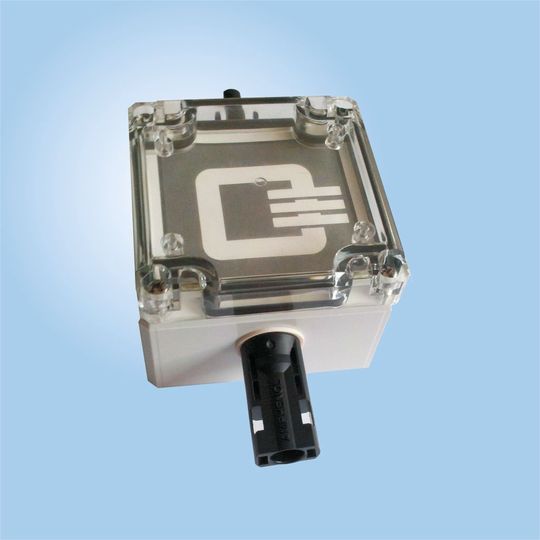 Die Schaltbox des Systems Q Fire Switch von Q3. Die Boxen werden einfach auf das geerdete Montagegestell montiert und mit den Strings der Module verbunden. (Bild: Q3)