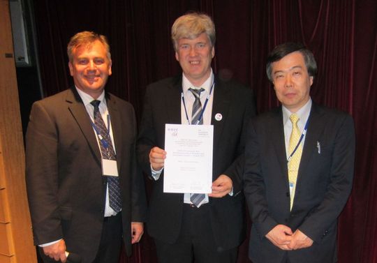 V.l.n.r.: Dr. Alex Zelinsky (IEEE), Bruno Maisonnier (Aldebaran Robotics) und Dr. Shinsuke Sakakibara (IFR-Präsident). (Bild: IFR)