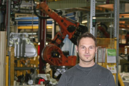 „Wir können mit einem Werker sicherstellen, dass alle 16 Muttern verschraubt sind und Drehwinkel und Drehmoment stimmen“, sagt Andreas Tomaser, Prozesstechniker bei Fuel-Tec. (Bild: Atlas Copco) „Wir können mit einem Werker sicherstellen, dass alle 16 Muttern verschraubt sind und Drehwinkel und Drehmoment stimmen“, sagt Andreas Tomaser, Prozesstechniker bei Fuel-Tec. (Bild: Atlas Copco)